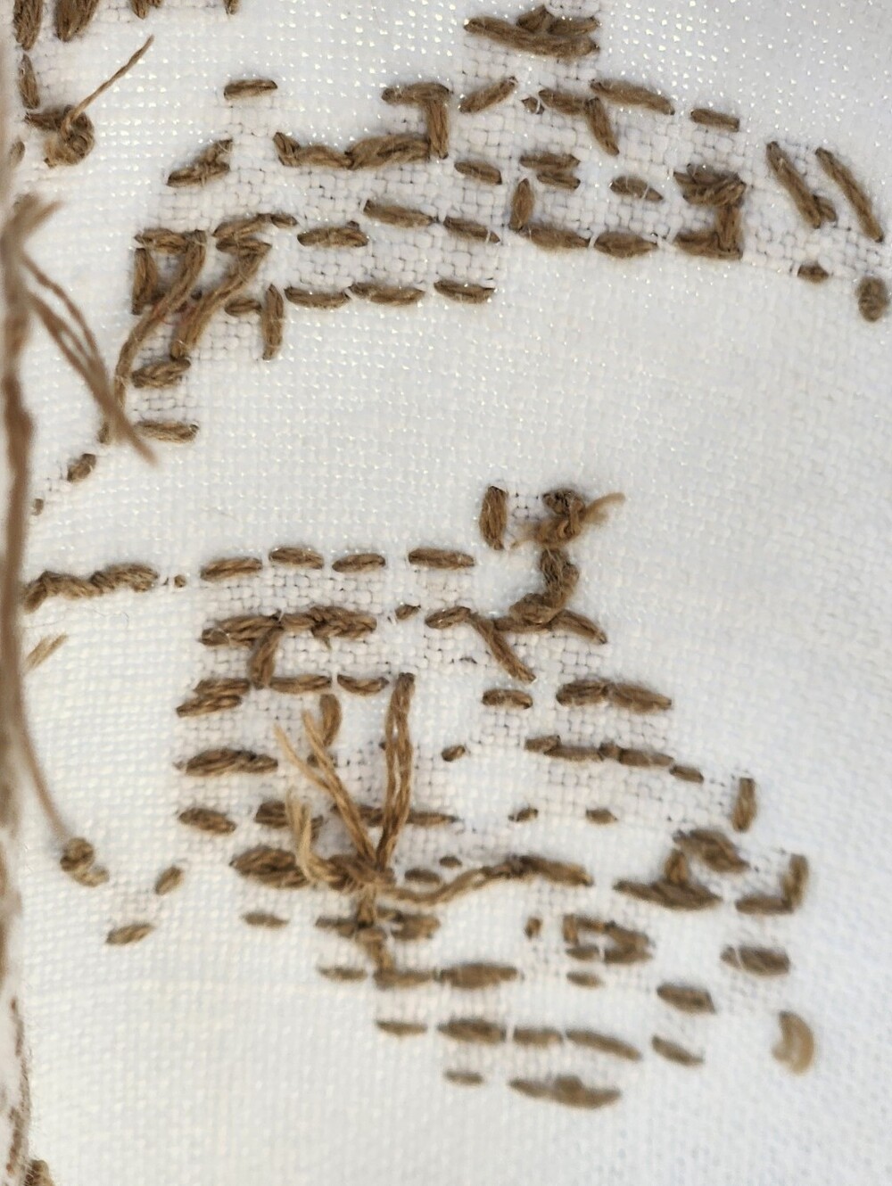 BROWN ROSE CROSSTITCH TABLECLOTH WITH CLUNY LACE - Picture 8 of 15